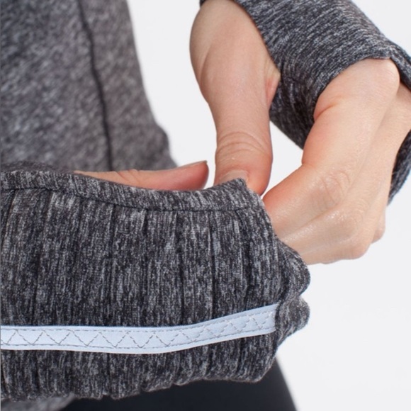 🍋Lululemon Run: Back On Track Pullover- Heathered Black/ Size 2 - Picture 6 of 13